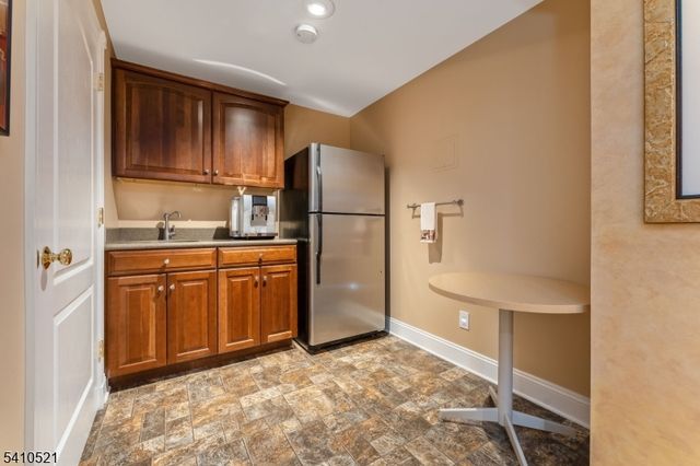11 Messenger Ln, Raritan Twp., NJ 08551