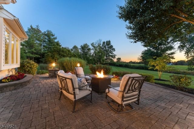 11 Messenger Ln, Raritan Twp., NJ 08551