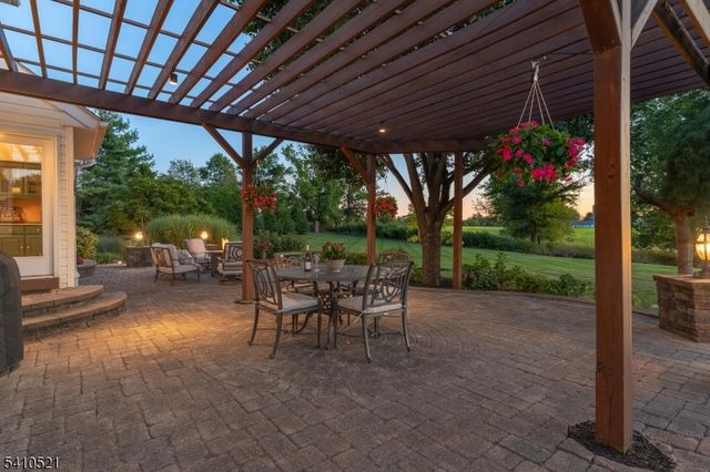 11 Messenger Ln, Raritan Twp., NJ 08551
