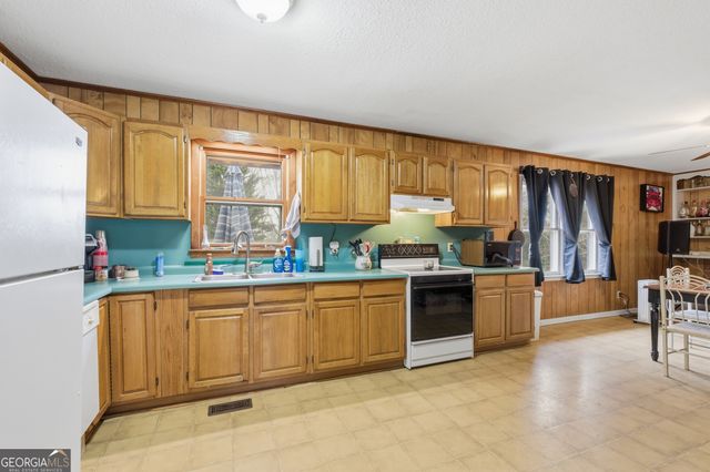 820 Collier Road, Toccoa, GA 30577