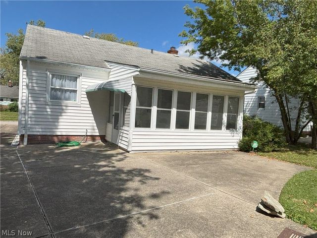 20732 APPLEGATE Road, Maple Heights, OH 44137