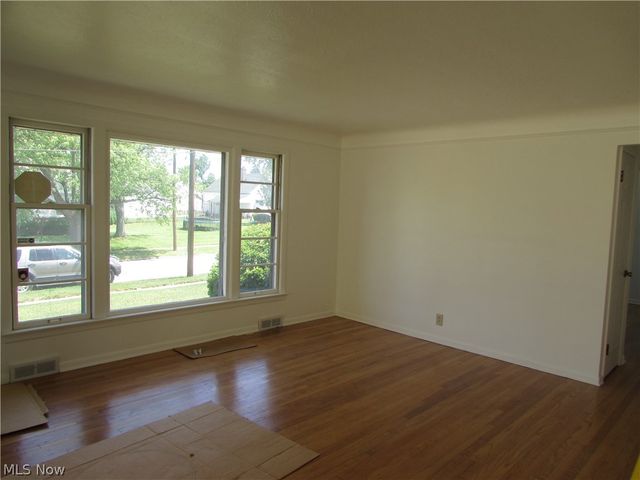 20732 APPLEGATE Road, Maple Heights, OH 44137