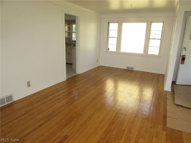 20732 APPLEGATE Road, Maple Heights, OH 44137