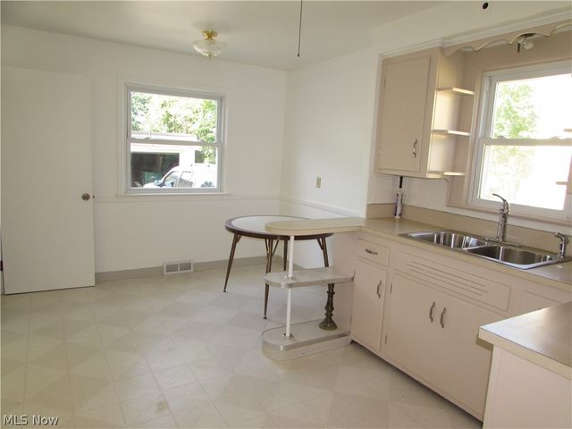 20732 APPLEGATE Road, Maple Heights, OH 44137