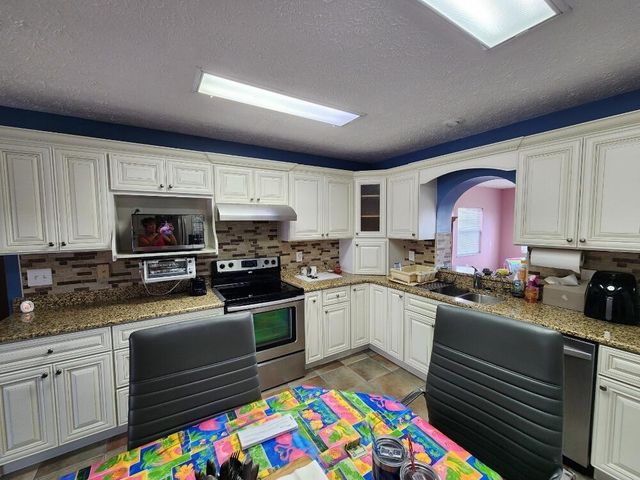 1177 Lisa Lane, Okeechobee, FL 34974