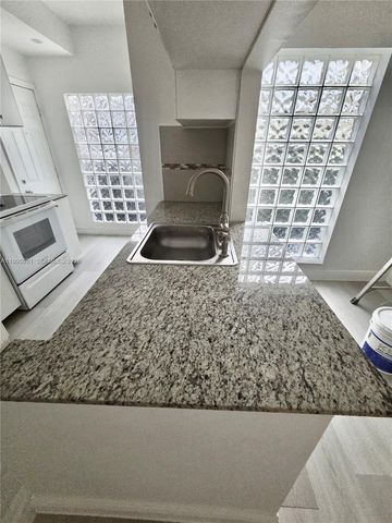 568 SW 3rd St Left 566, Miami, FL 33130