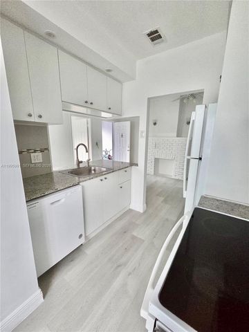 568 SW 3rd St Left 566, Miami, FL 33130