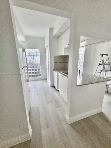 568 SW 3rd St Left 566, Miami, FL 33130