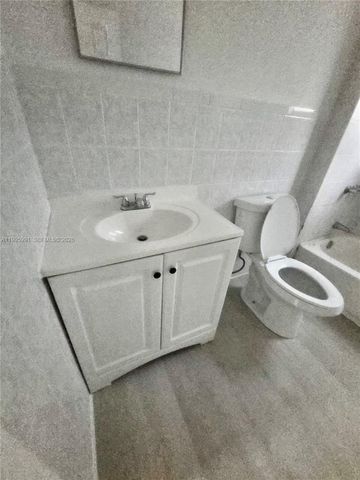 568 SW 3rd St Left 566, Miami, FL 33130