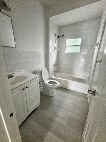 568 SW 3rd St Left 566, Miami, FL 33130