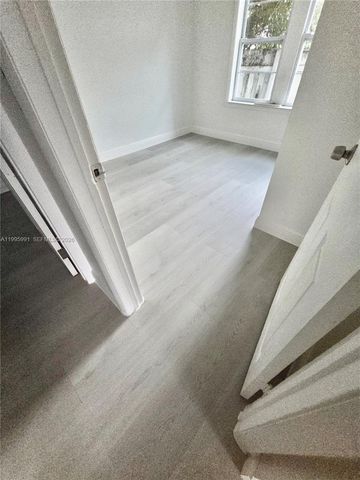 568 SW 3rd St Left 566, Miami, FL 33130