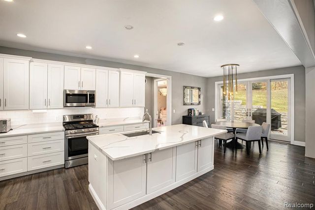 5888 Wyndam Lane, Brighton, MI 48116