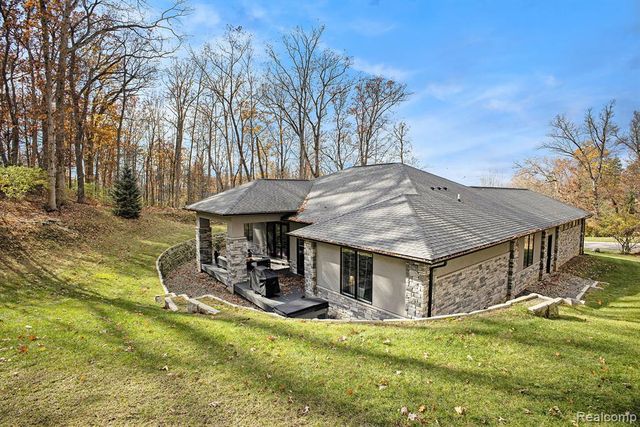 5888 Wyndam Lane, Brighton, MI 48116