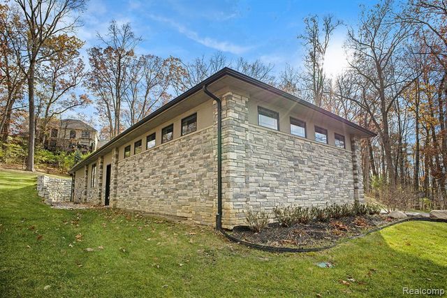 5888 Wyndam Lane, Brighton, MI 48116