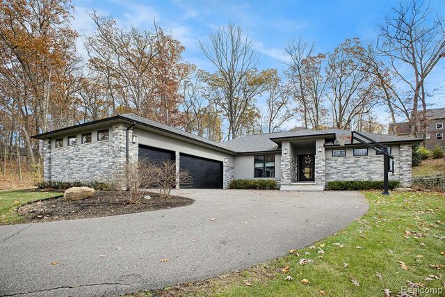 5888 Wyndam Lane, Brighton, MI 48116