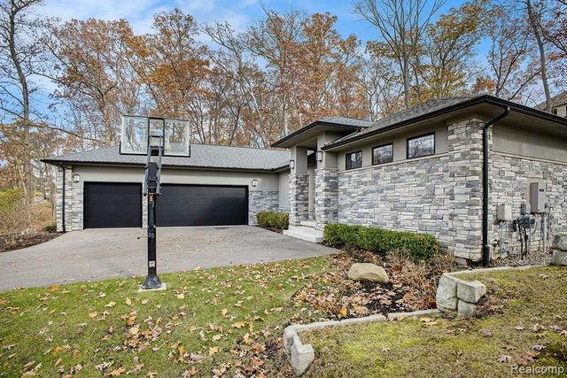 5888 Wyndam Lane, Brighton, MI 48116