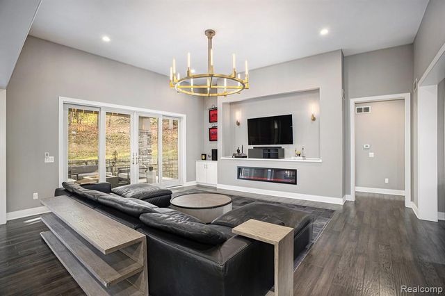 5888 Wyndam Lane, Brighton, MI 48116