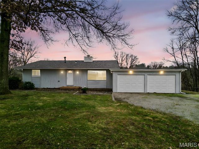 2903 Airport Road, Godfrey, IL 62035