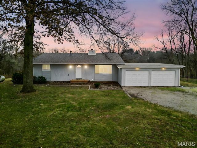 2903 Airport Road, Godfrey, IL 62035