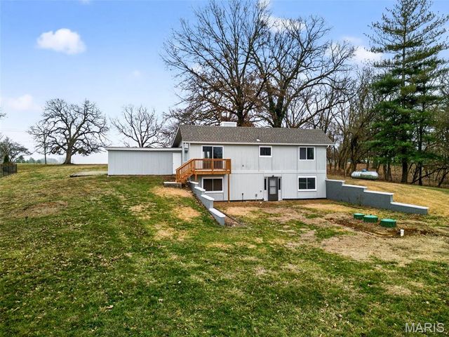 2903 Airport Road, Godfrey, IL 62035