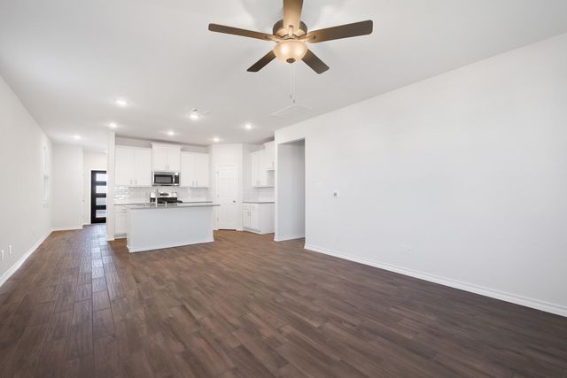 108 Leatherleaf DR, Buda, TX 78610