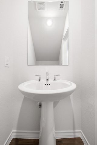 108 Leatherleaf DR, Buda, TX 78610