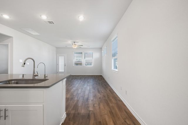 108 Leatherleaf DR, Buda, TX 78610