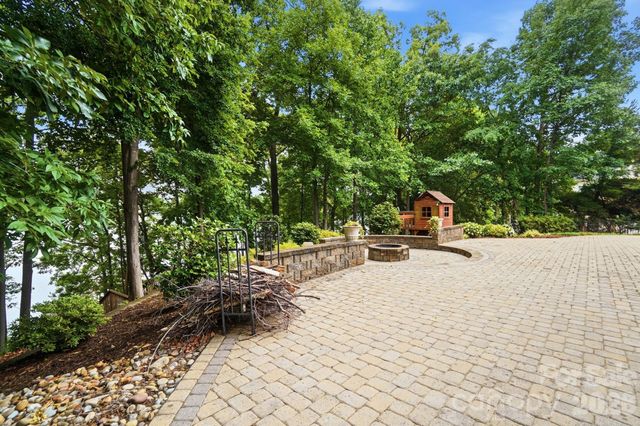 221 Whiterock Drive, Mount Holly, NC 28120