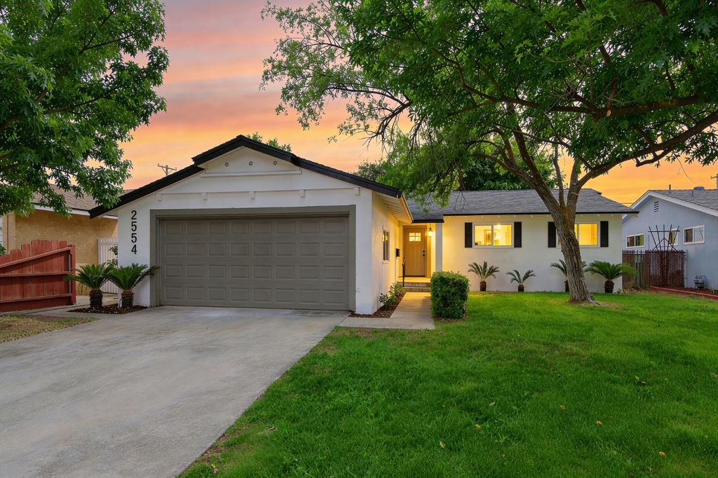 Image 1 of property listing at 2554 Harvard Avenue, Clovis, CA 93612