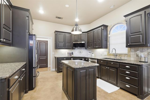 3724 Cove Timber Avenue, Granbury, TX 76049