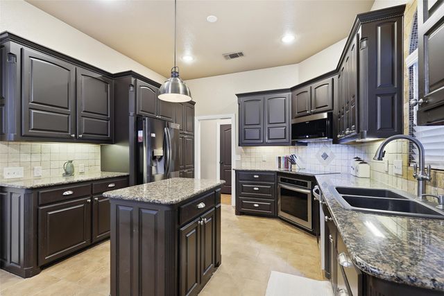 3724 Cove Timber Avenue, Granbury, TX 76049