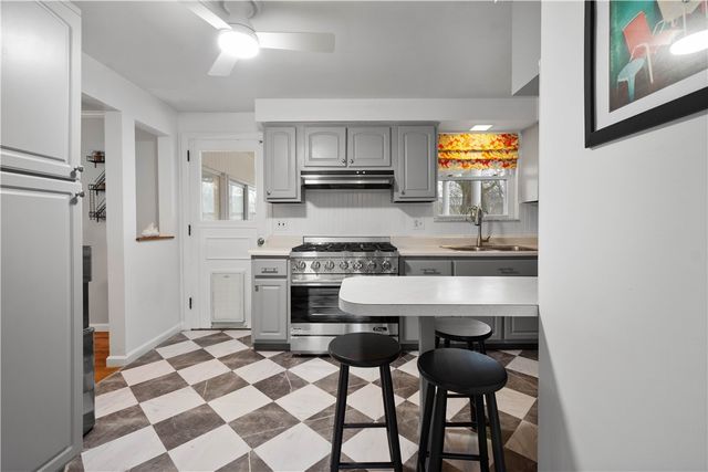 145 Pilgrim Dr, Leet Twp, PA 15143