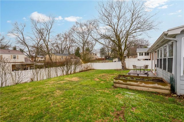 145 Pilgrim Dr, Leet Twp, PA 15143