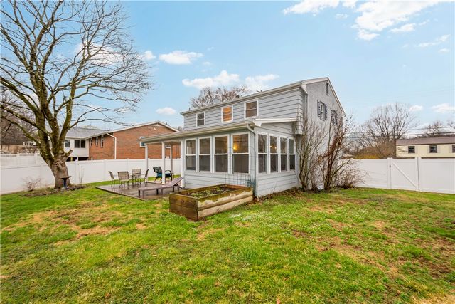 145 Pilgrim Dr, Leet Twp, PA 15143