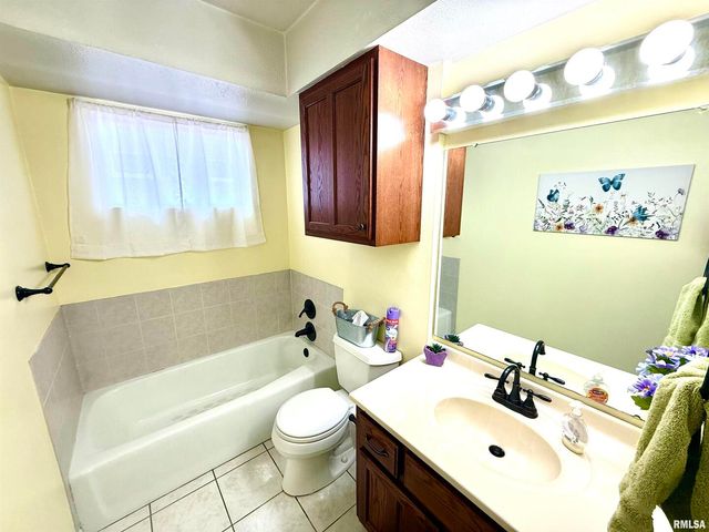 3721 35TH Street 4, Moline, IL 61265