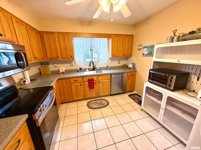 3721 35TH Street 4, Moline, IL 61265