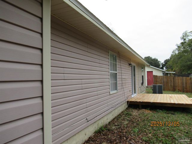 526 Greenberry Dr, Cantonment, FL 32533