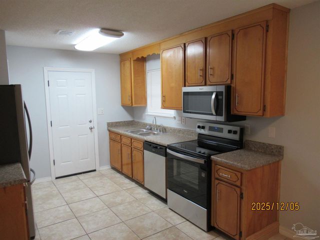 526 Greenberry Dr, Cantonment, FL 32533