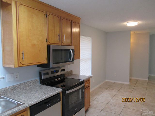 526 Greenberry Dr, Cantonment, FL 32533