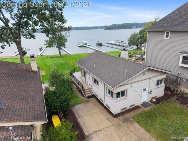 4151 Bluebird Drive, Commerce Twp, MI 48382