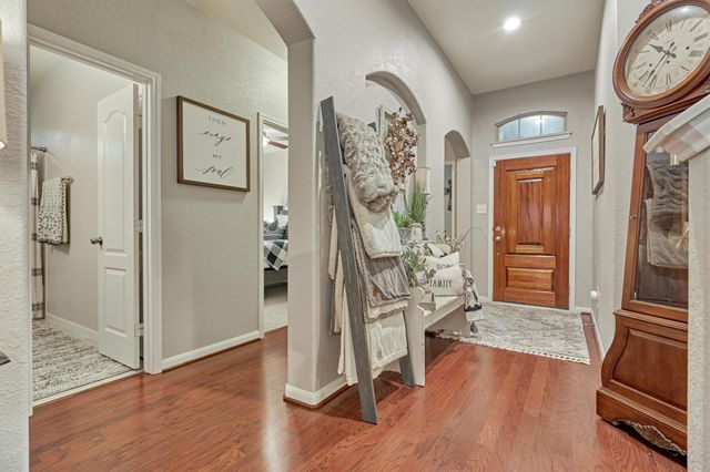 204 Forest Peak Way, Montgomery, TX 77316