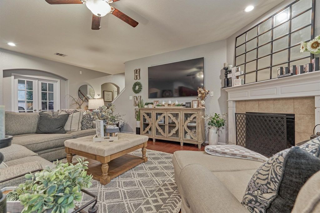 204 Forest Peak Way, Montgomery, TX 77316