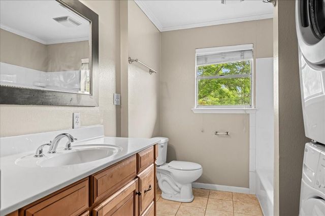 512 N College Street, Weimar, TX 78962