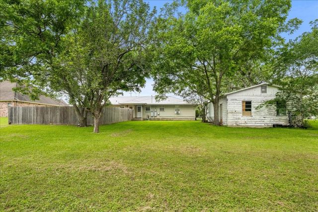 512 N College Street, Weimar, TX 78962