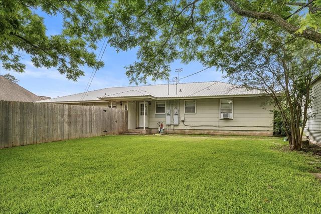 512 N College Street, Weimar, TX 78962