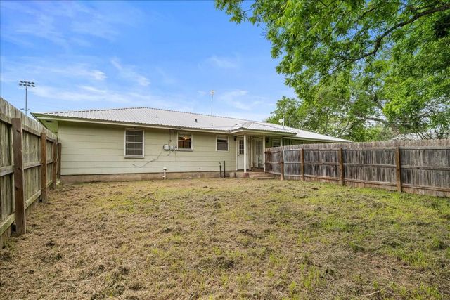 512 N College Street, Weimar, TX 78962