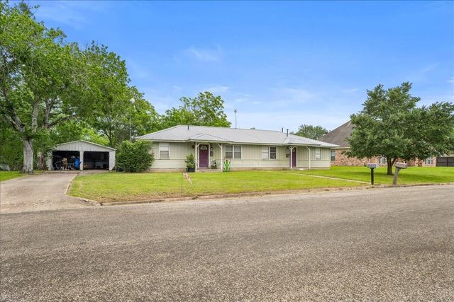 512 N College Street, Weimar, TX 78962