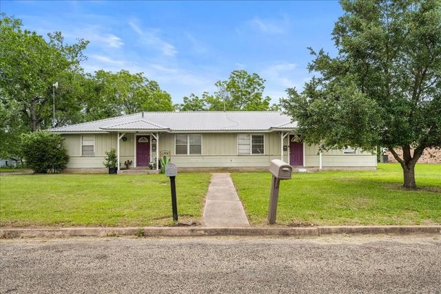 512 N College Street, Weimar, TX 78962