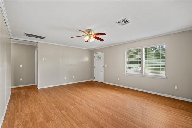 512 N College Street, Weimar, TX 78962