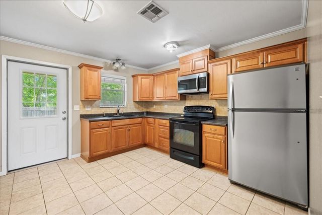 512 N College Street, Weimar, TX 78962